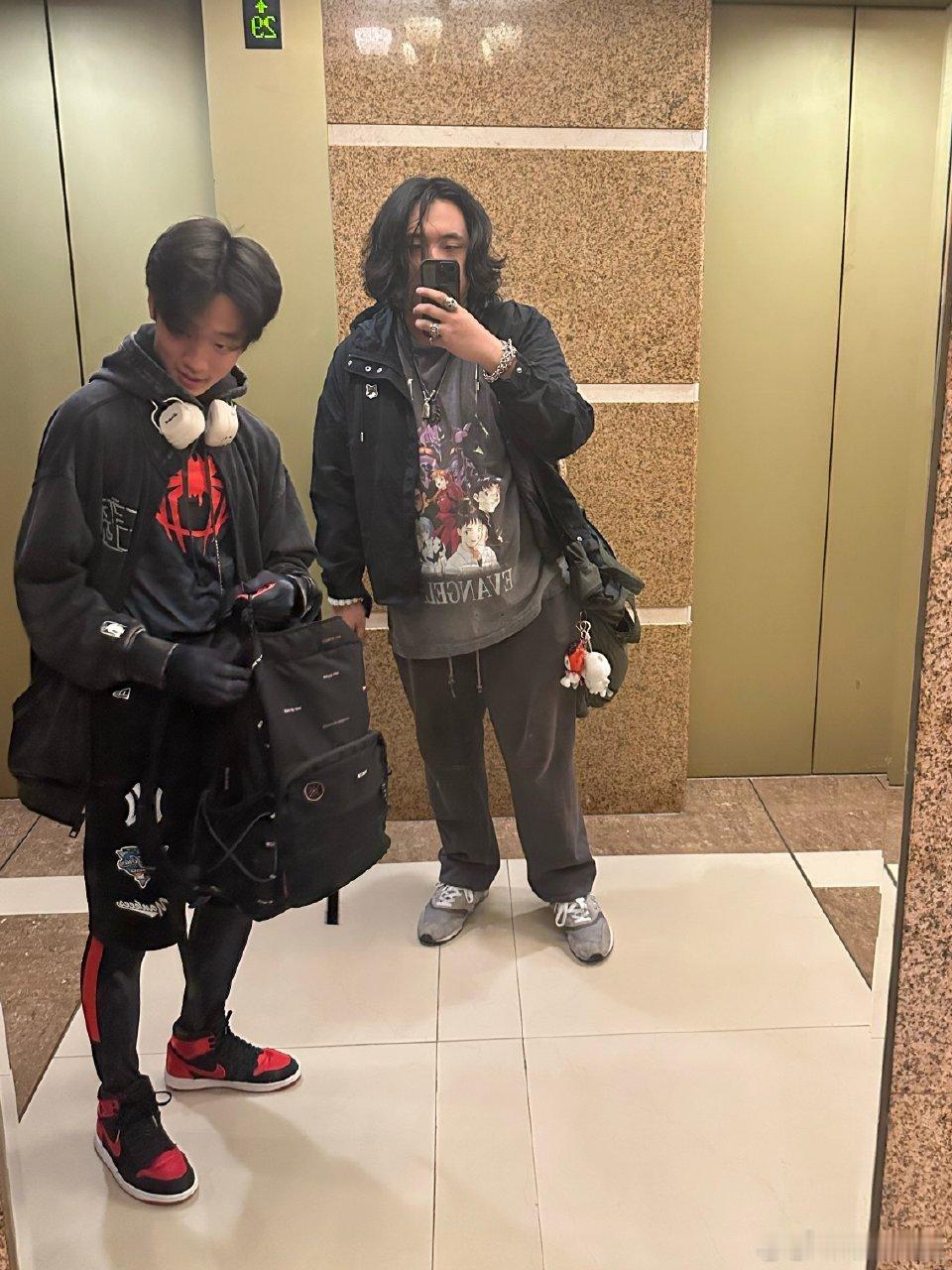 费曼和杨阳洋过万圣节 费曼杨阳洋一起过万圣节，这两人感觉经常一起玩吧！费曼杨阳洋