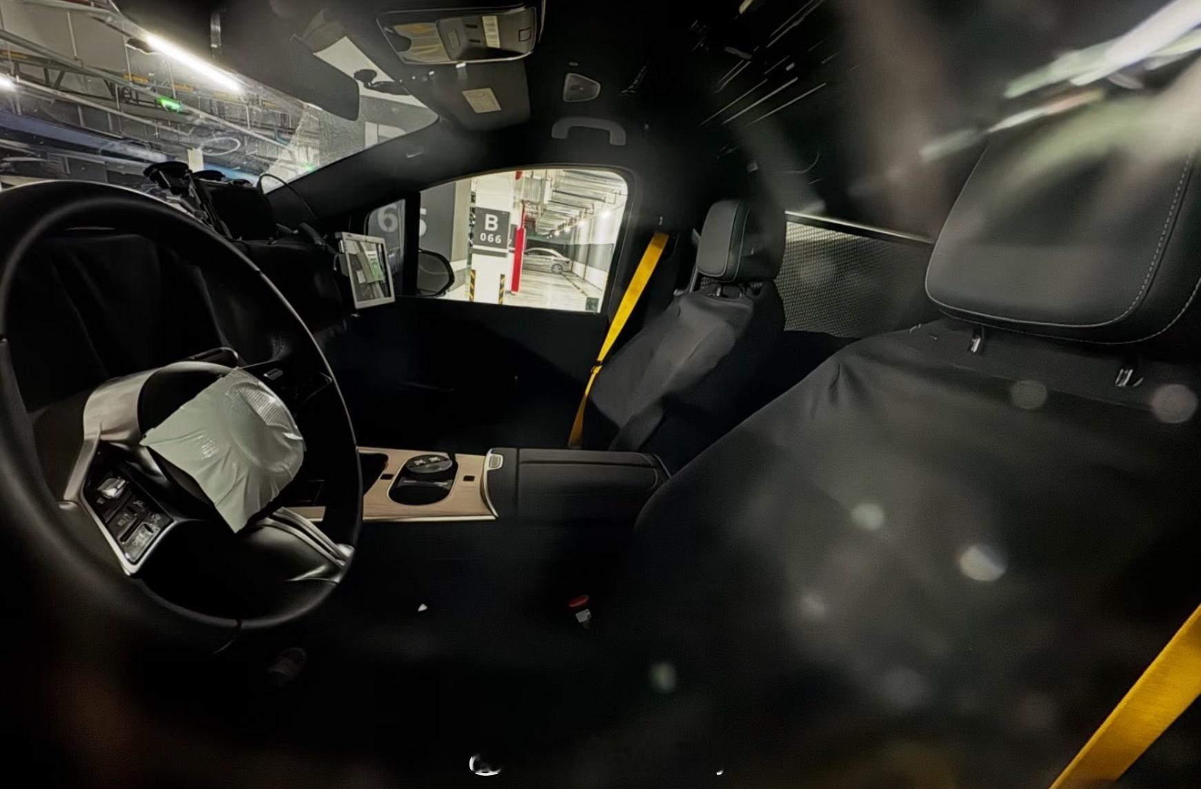 奔驰S级之外临近的下一个爆品是MPV毕竟当下这个品类国内起码是很卷对于V-cla