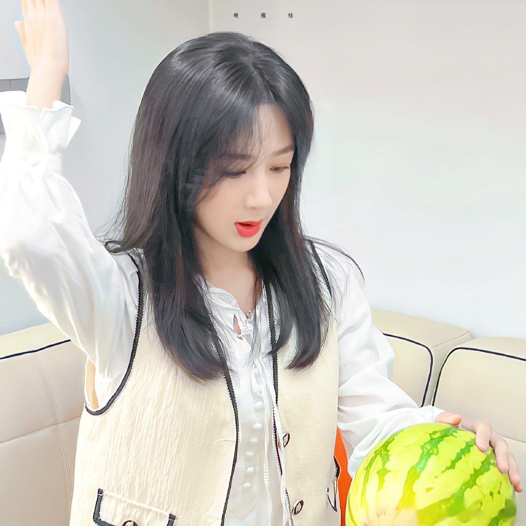 #杨紫捧瓜照##杨紫捧西瓜照片#  来和我一起看美女 ​​​