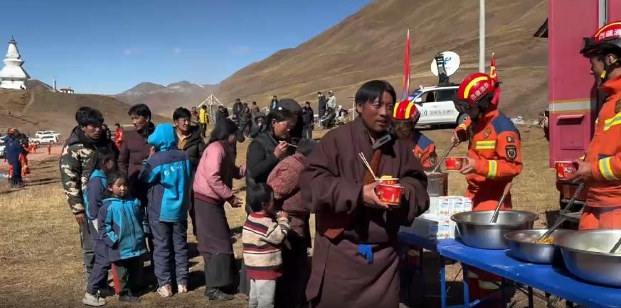 藏北深夜七级地震，零下六度，四个小时里发生了什么？武警摸黑进村那刻，才是关键！