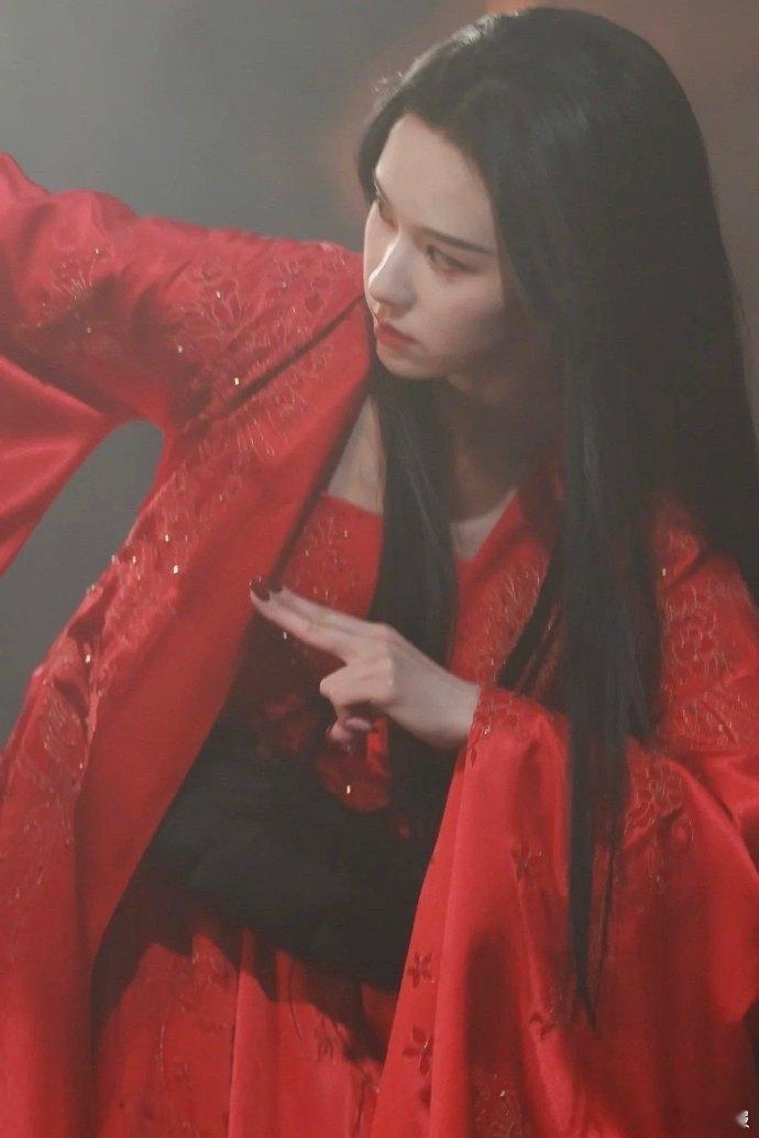 陈都灵月鳞绮纪红衣打戏  陈都灵红衣打戏 陈都灵在《月鳞绮纪》这场红衣打戏，简直