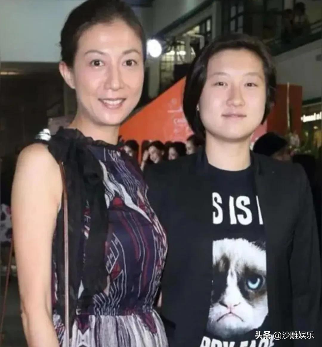 72岁的成龙大哥，居然又因为陈年旧事冲上热搜了！

这次可不是营销号翻旧账，而是
