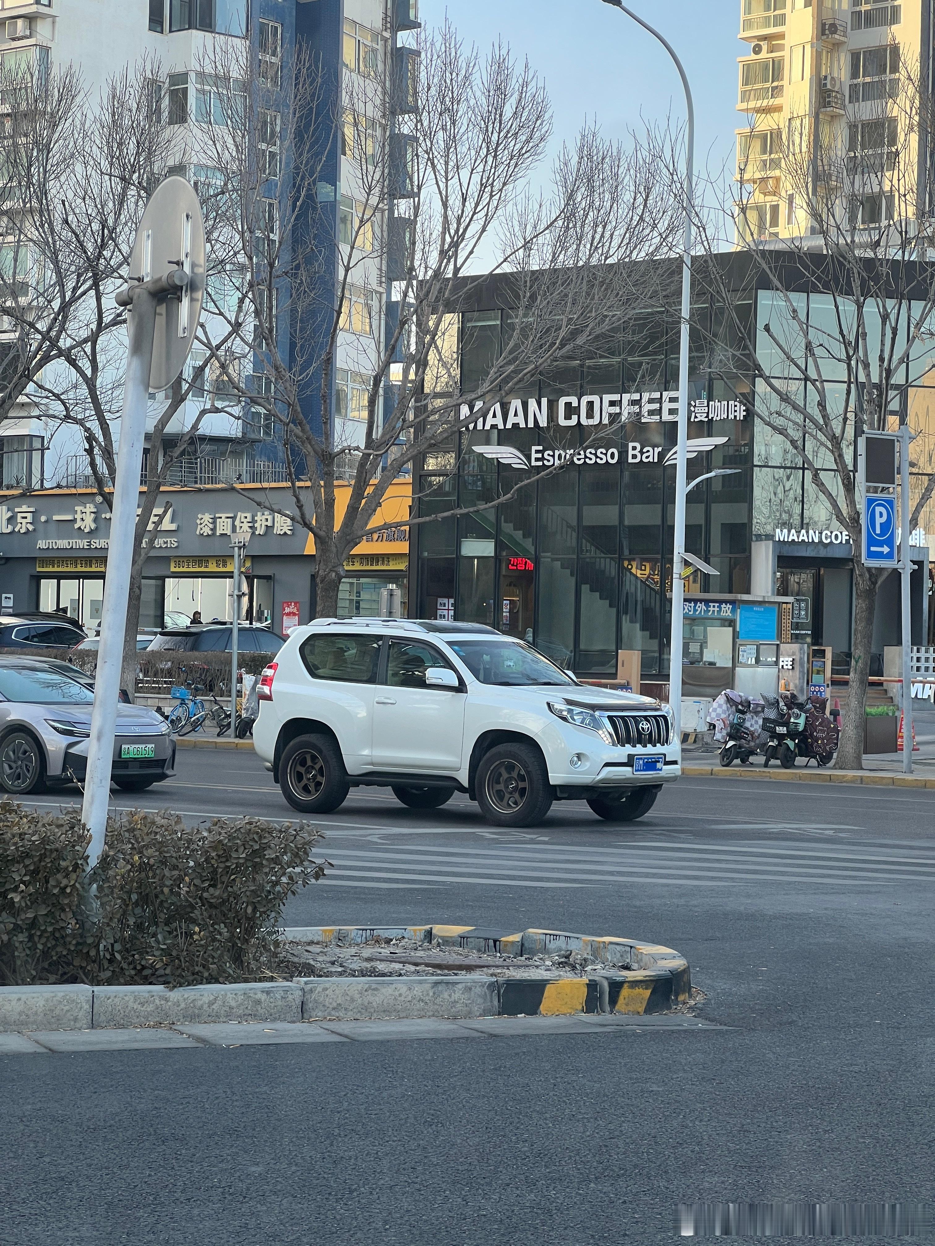 短粗窄快，十分有趣。北京