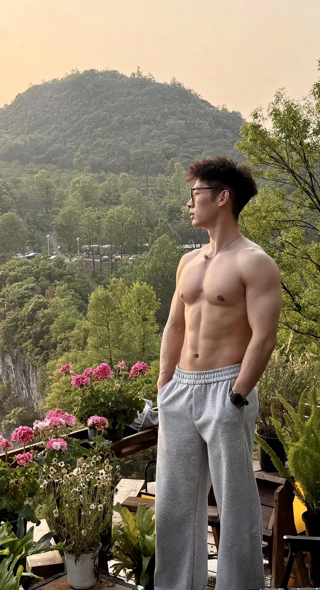 晒出你的本地生活夜晚的城市跑道灯光一盏盏亮起，几个夜跑的男生从我身边经过，呼吸声