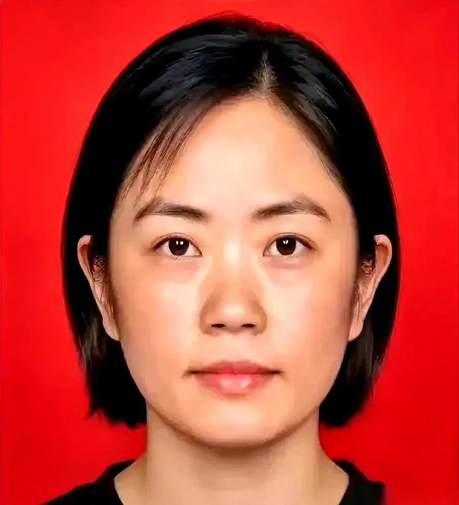 据人民网报道，一个手握大校军衔、拥有高级工程师职称的退役空军女军官，刚在重庆渝北