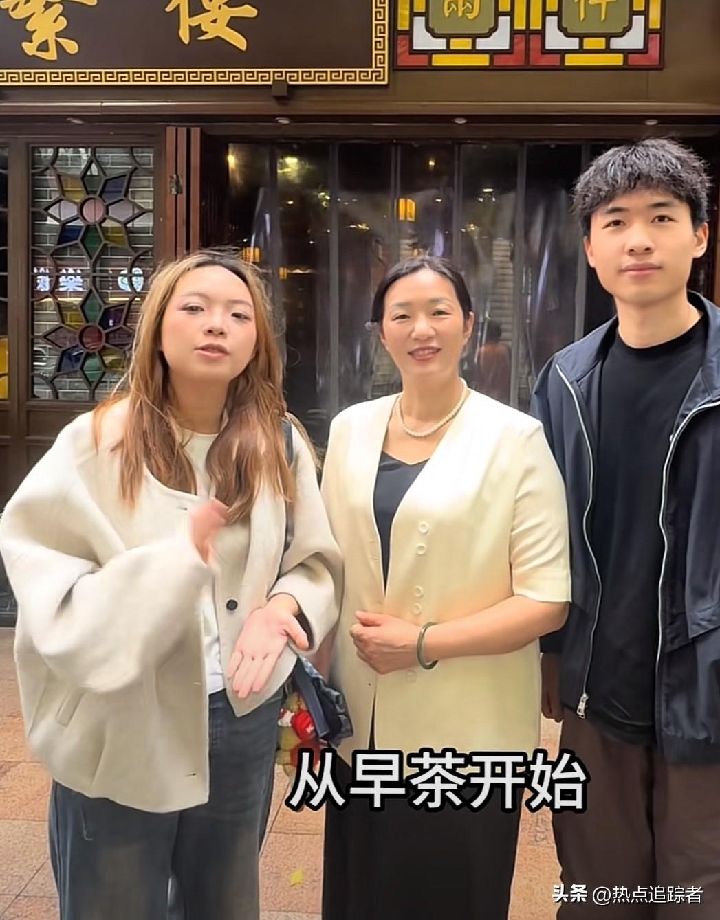 今晚，谢浩男的大妹更新了一条视频。视频里，谢浩男的妈妈许健华、大妹和海军三人一同