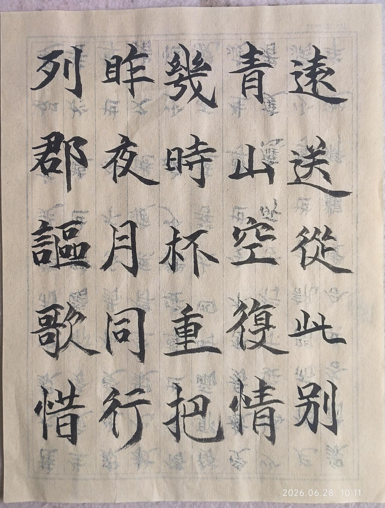 杜甫的诗题材特别广泛。一次送别。一个孤坟。一次望月。都能成诗。老杜诗神的称号当之