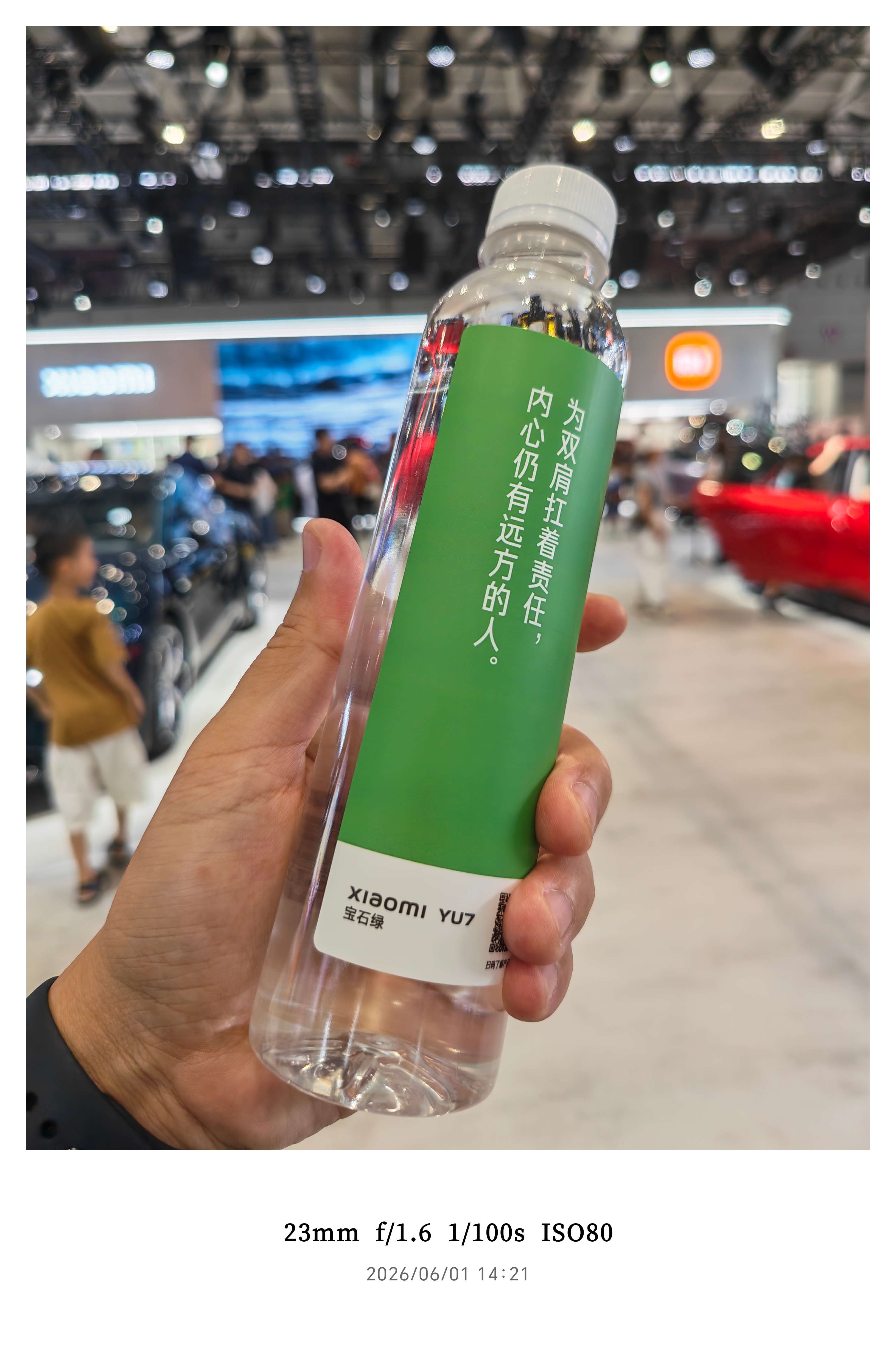 粤港澳大湾区车展，来小米展台啦，一进场就有小姐姐递上饮用水，这种被关心的感觉真好
