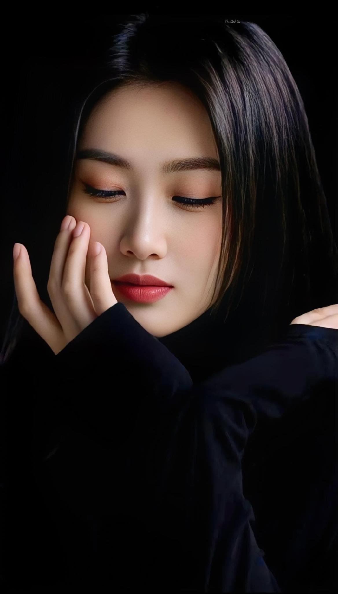 沉静的夜晚，温柔地抚摸自己的脸庞，感受内心的宁静与平和。🌙💤🌹女人如何穿出