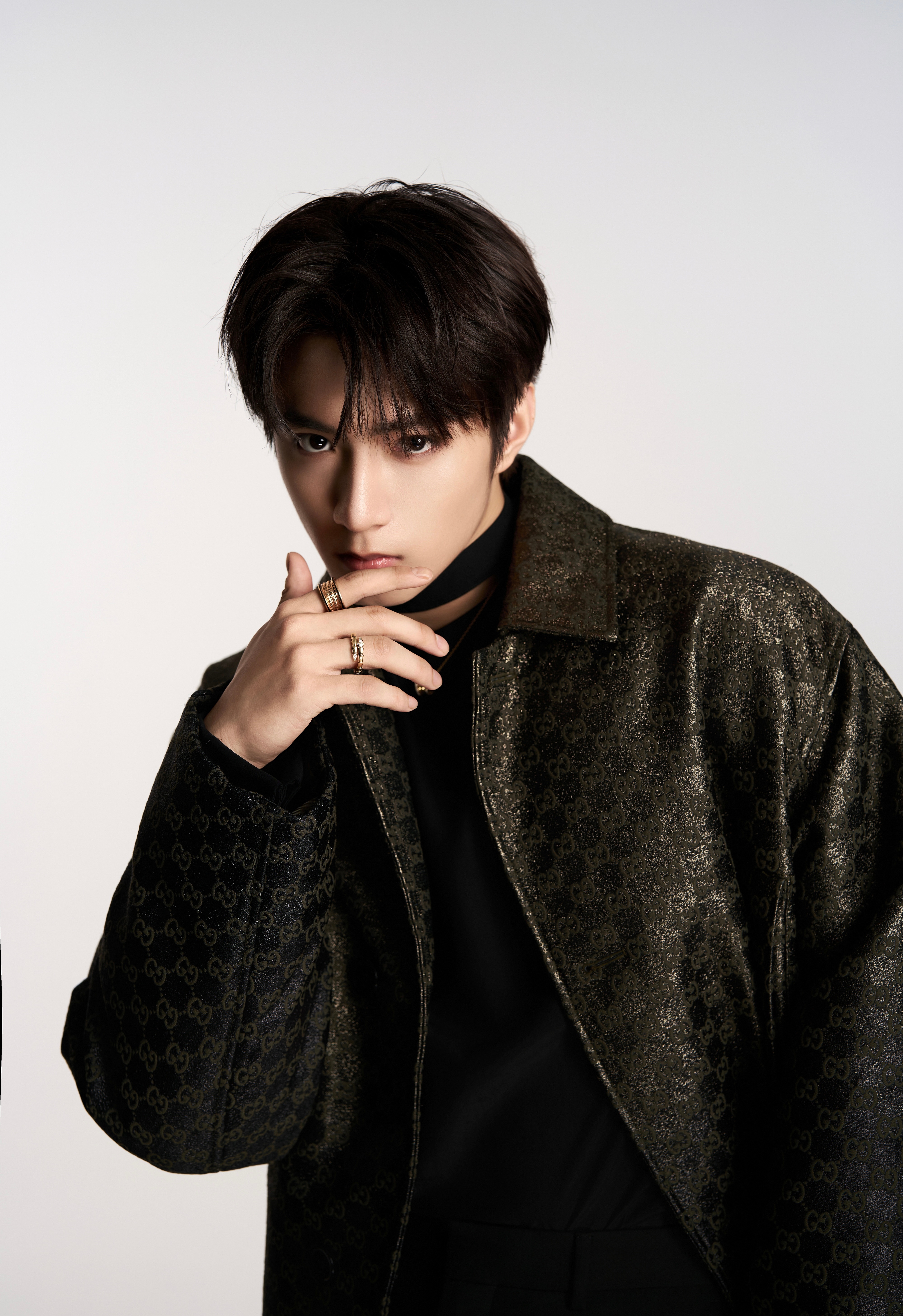 刘耀文出席新综艺发布会造型大片，上身Gucci Monogram刺绣皮革大衣，搭