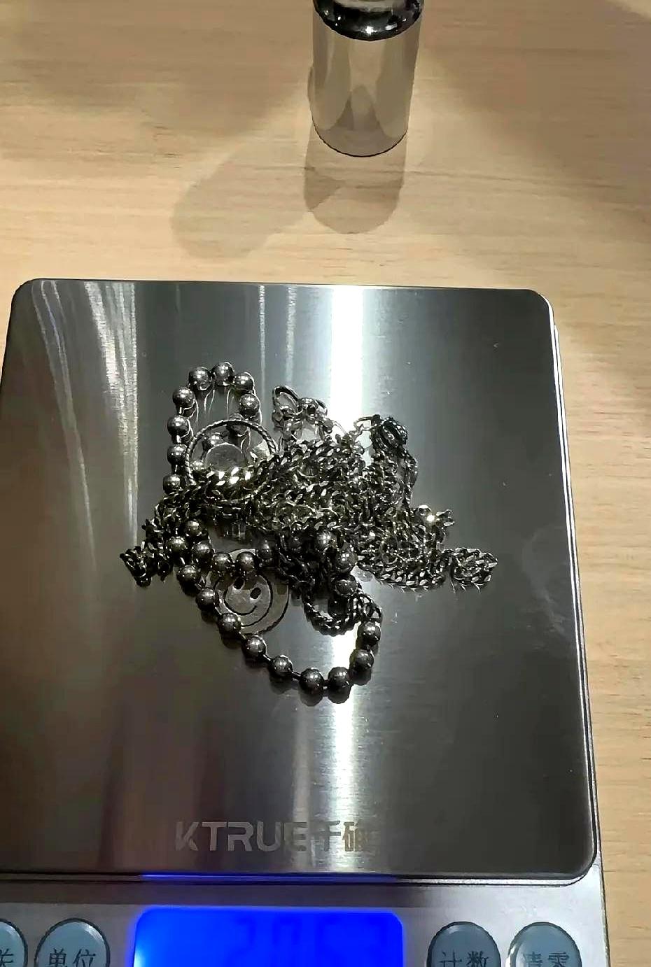 翻抽屉时，某宝妈惊呼：“居然还剩两条银项链！”
 

前两年银价3块多一克，她把