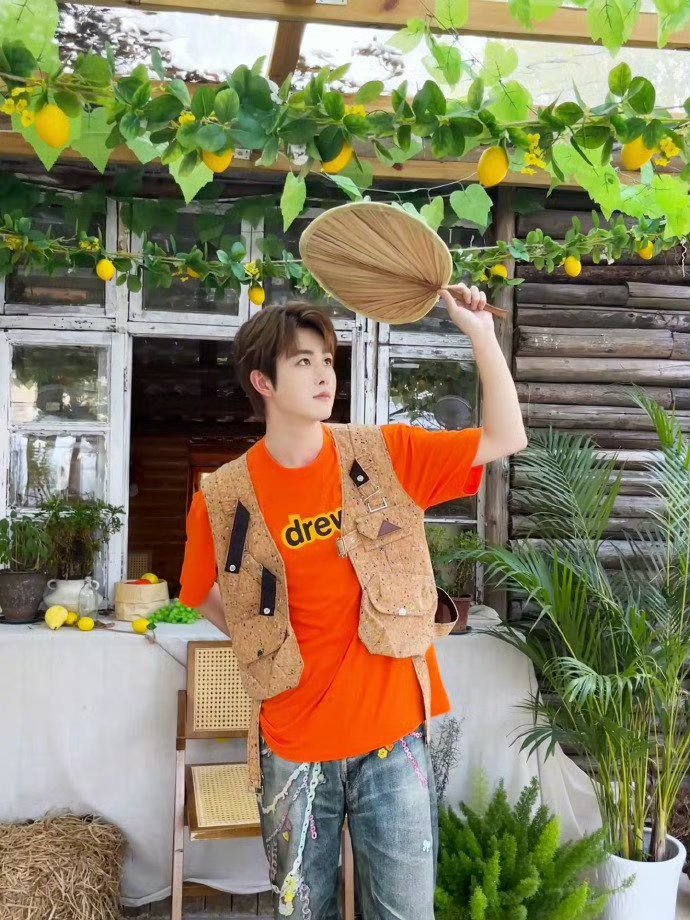 田嘉瑞拿着大蒲扇出片了 ​​​
