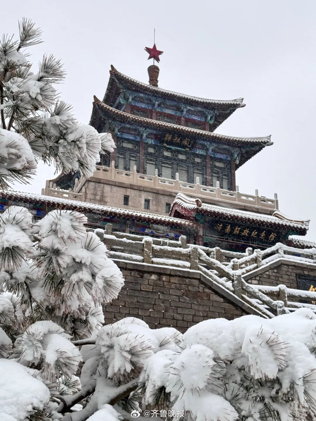 #济南降雪量达到大暴雪#【#暴雪中的济南又美成了济南府#[哇]】2025年3月2