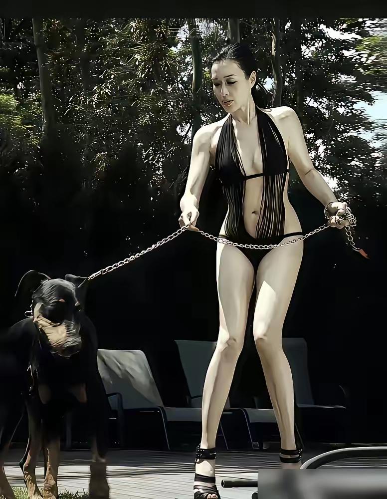 钟丽缇这事儿挺让人心寒

明明是在三亚游艇上开开心心直播跳操

穿件紧身衣出点汗