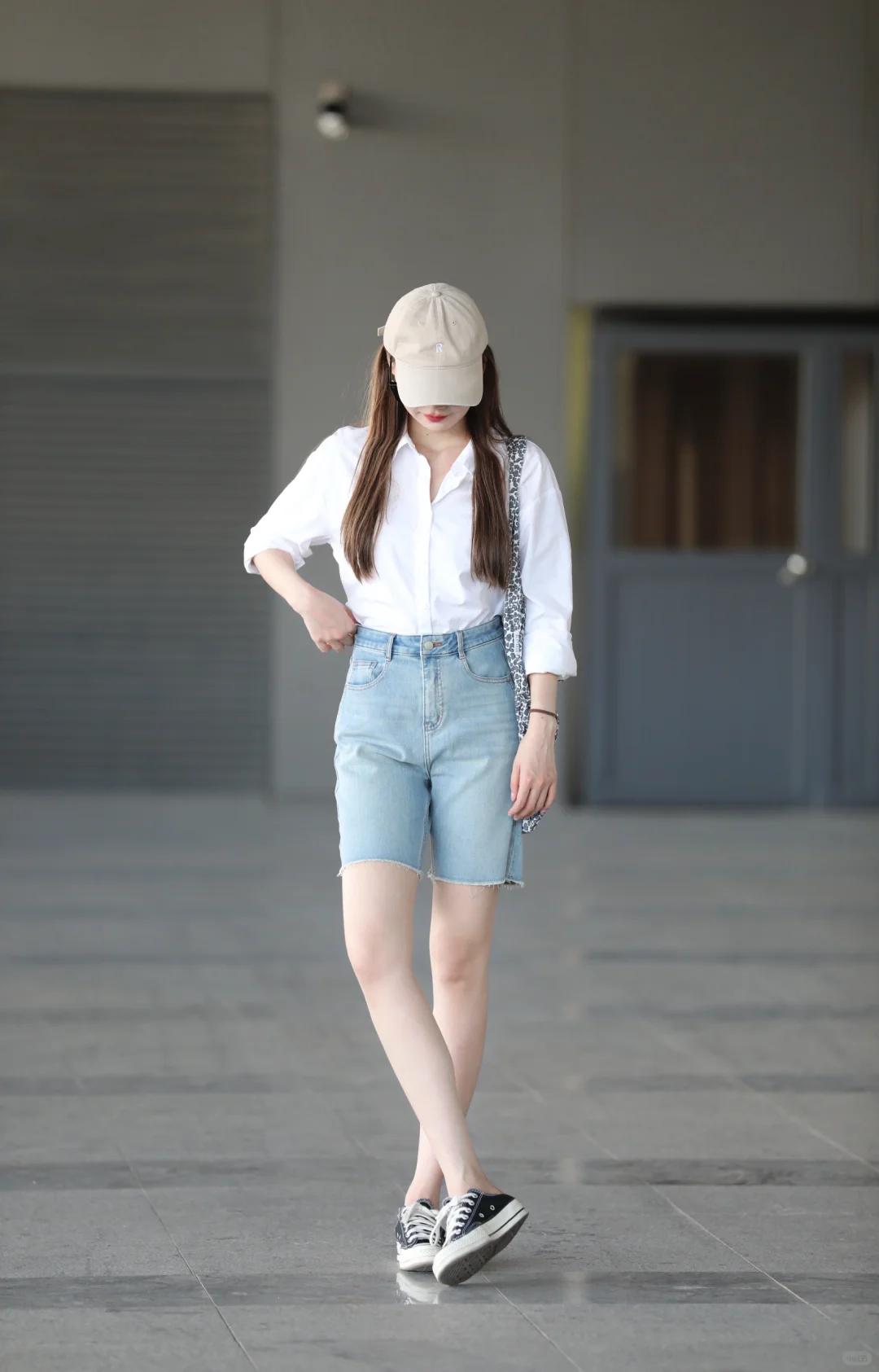 #夏日生活打卡季#👕🩳白衬衫+五分牛仔短裤，夏日清爽LOOK来袭！
简约白衬
