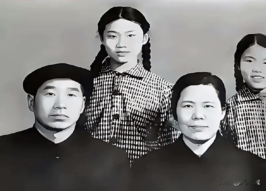 这张黑白旧照里，郎平与父母。姐姐一同留下珍贵瞬间。
父母面容温和端正，自带年代气