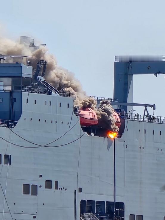 美国军舰又着火了，什么情况？美国军舰都在有样学样。7月13日，美国一艘补给舰着火