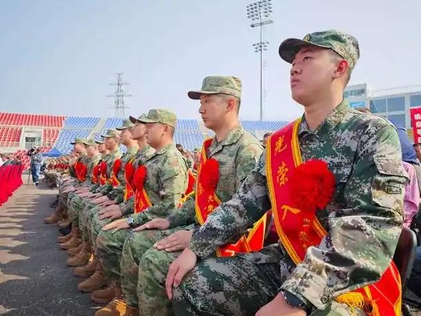 如果有大批青壮年人不从事生产、不当兵卫国、不纳税做贡献， 那么这样下去，谁也会承