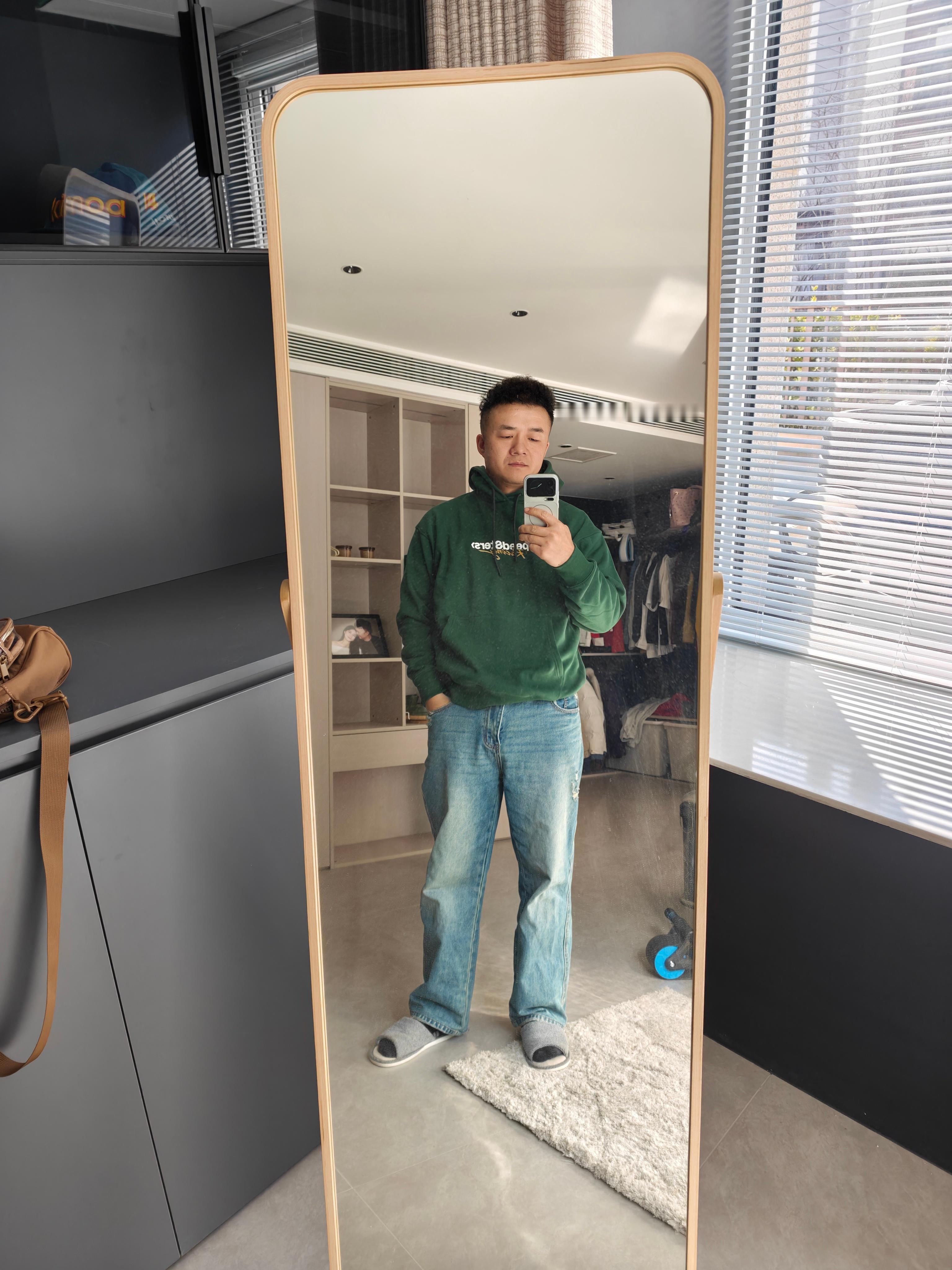 感谢送的卫衣，我身材偏月半，但穿上之后非常合身，剪裁，版型真是一流。今年我没有任