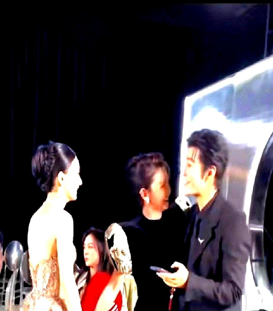 流量靠刷，演技靠练。
以前靠脸吃饭，现在得靠本事端碗。
赵丽颖不靠热搜，靠豆瓣8