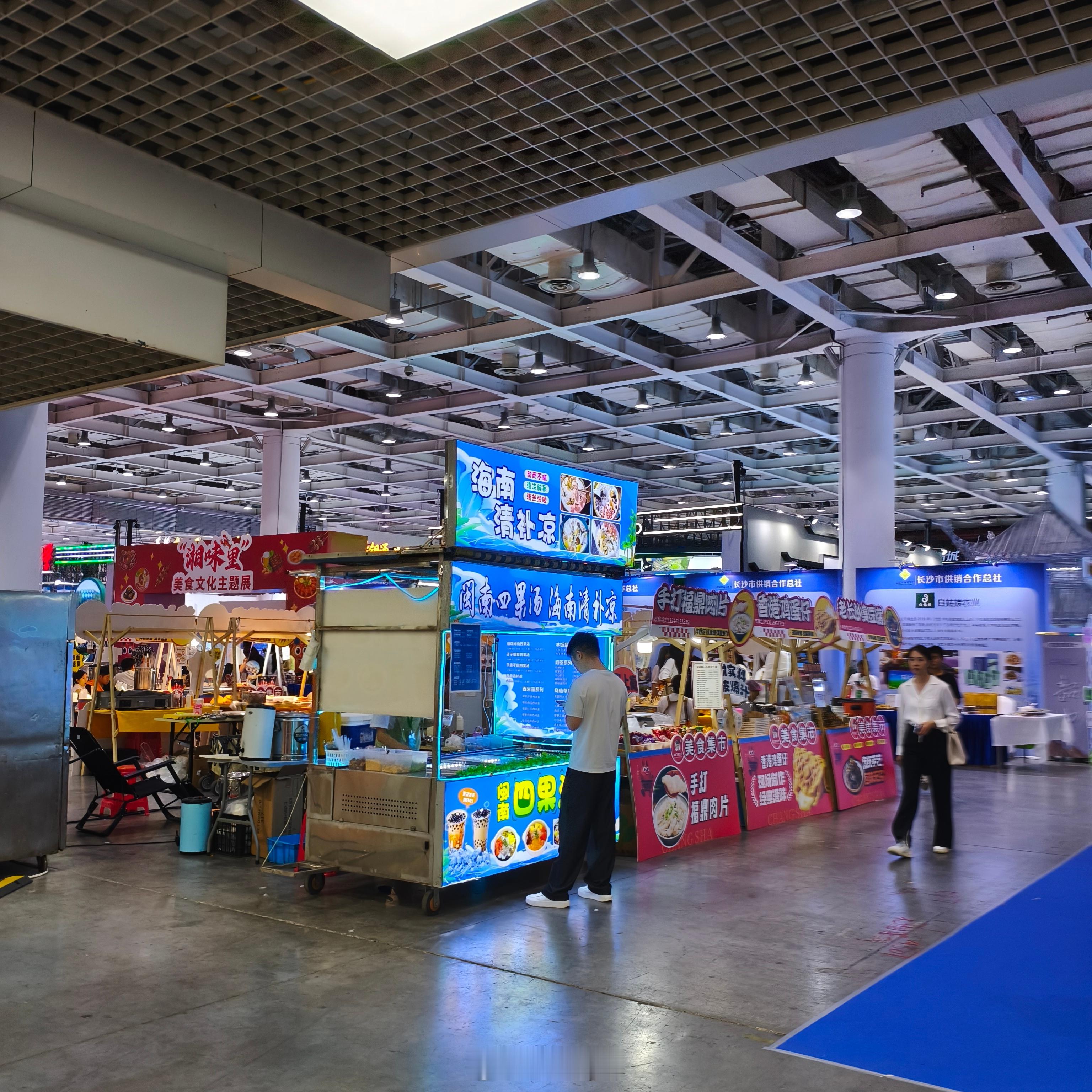 来看展会。小小的旅游展会，居然还有辽宁来参展…… 长沙·湖南国际会展中心