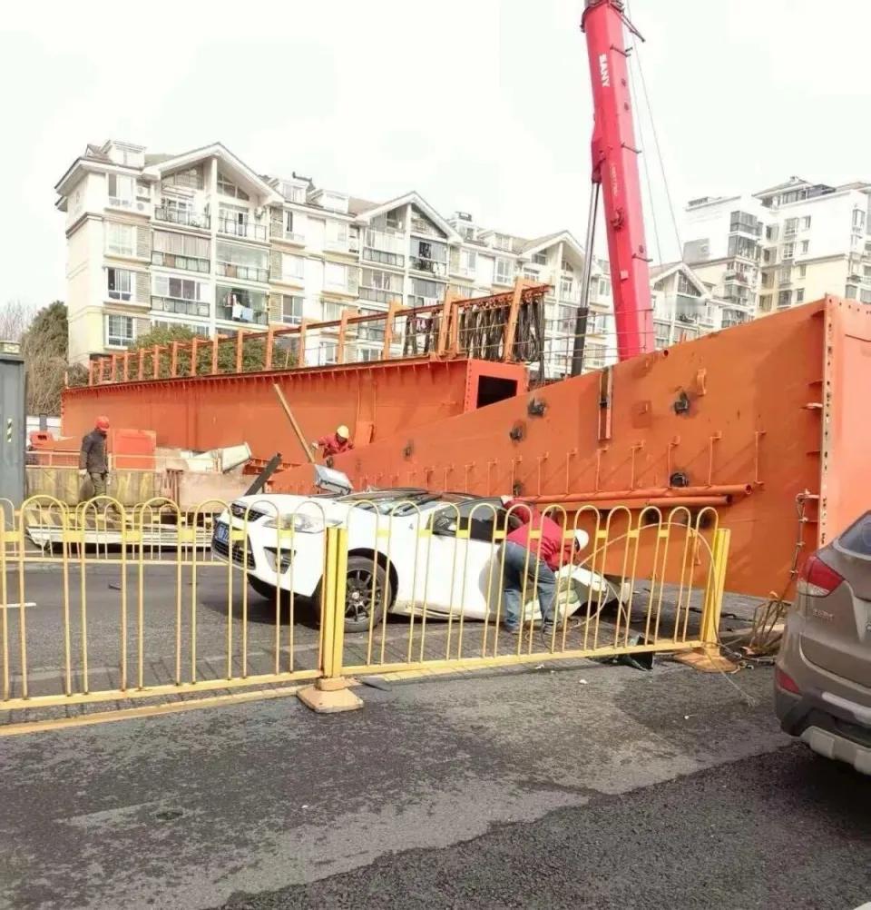 武汉地铁工地龙门吊倾倒致1死1伤，路过车辆无辜被砸武汉地铁工地龙门吊倾倒
2月1