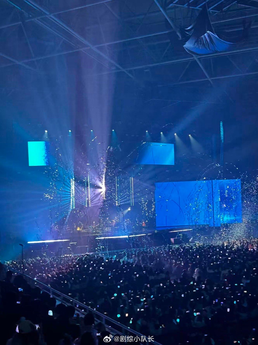 靠实力抢到颜人中演唱会的票 开年的意义就是一直听颜人中唱歌。从25年的寒冬到26