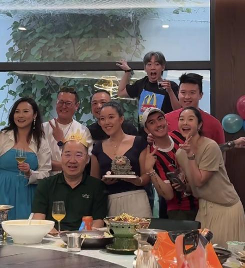 英达这下笑不出来了，
不是他又离婚了，
而是他办66岁寿宴，大儿子巴图没到场，2