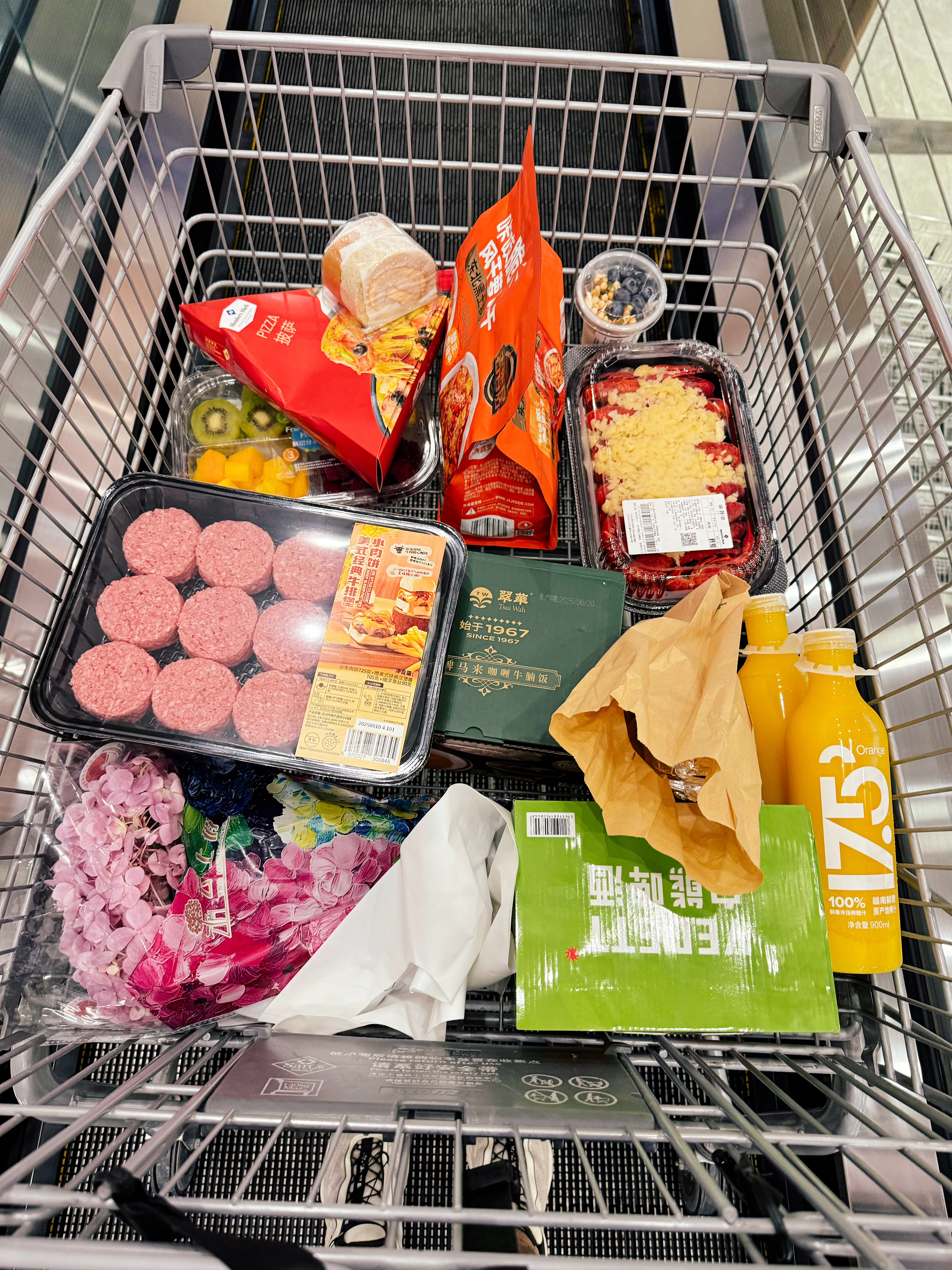 下班路上买点吃的，回去陪女朋友吃饭喽[嘻嘻][嘻嘻] ​​​