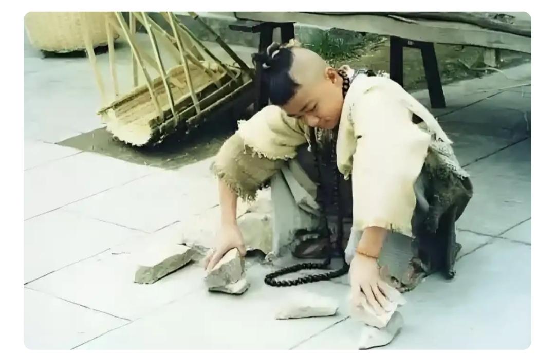 上联：戏外有戏戏接戏

赏析：

这幅对联以“戏”对“人”，巧妙呼应。上联“戏外