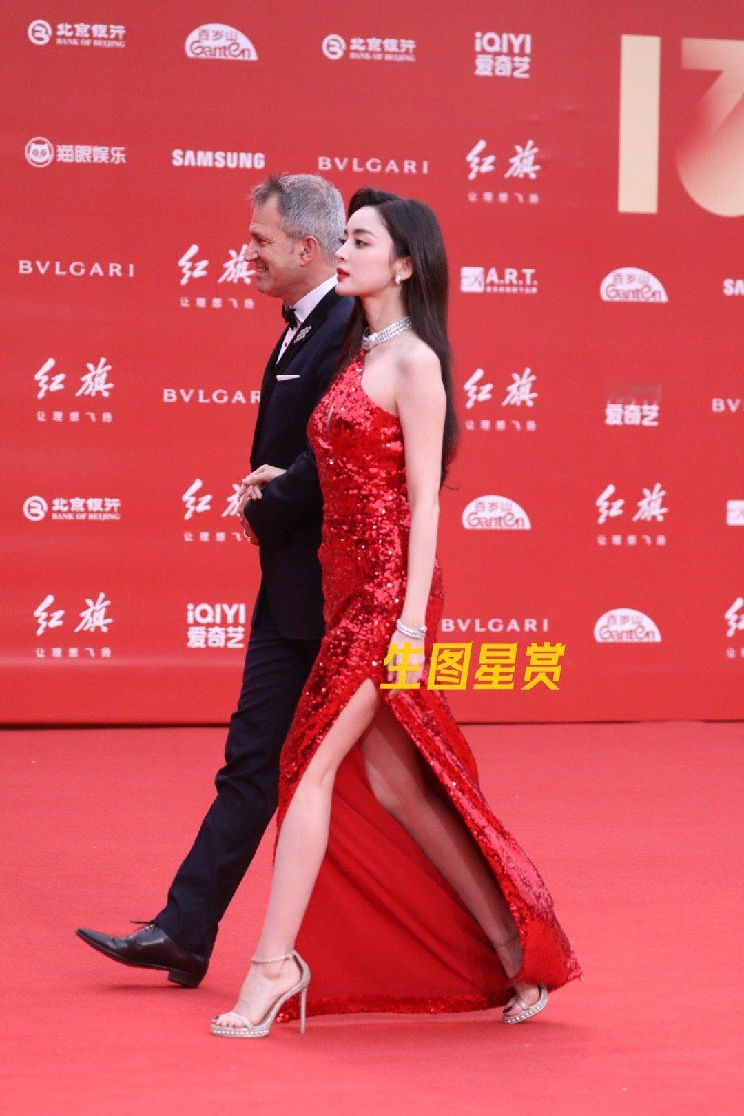 古力娜扎第13届北影节红毯，异域玫瑰娜扎光芒四射，艳丽芬芳🌹🌹 | 2543
