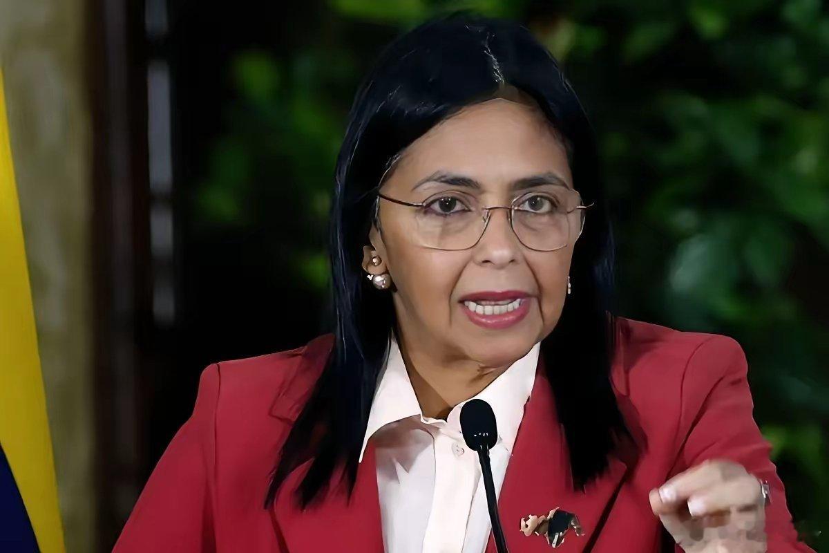 太魔幻！委内瑞拉彻底被逼疯了！谁能想到，曾被骂“美国傀儡”的代总统，竟亲自带队，