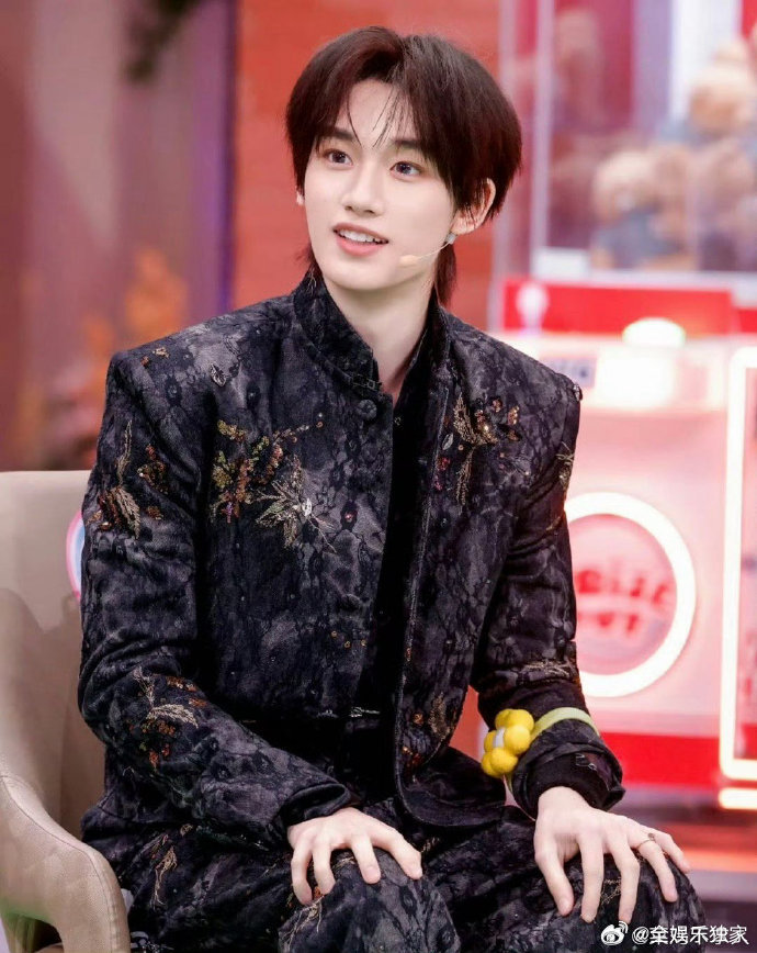 丁程鑫这段给丁程鑫忙成啥样了你好星期六哦莫！丁程鑫这小绿人也太会了吧！和李雪琴高