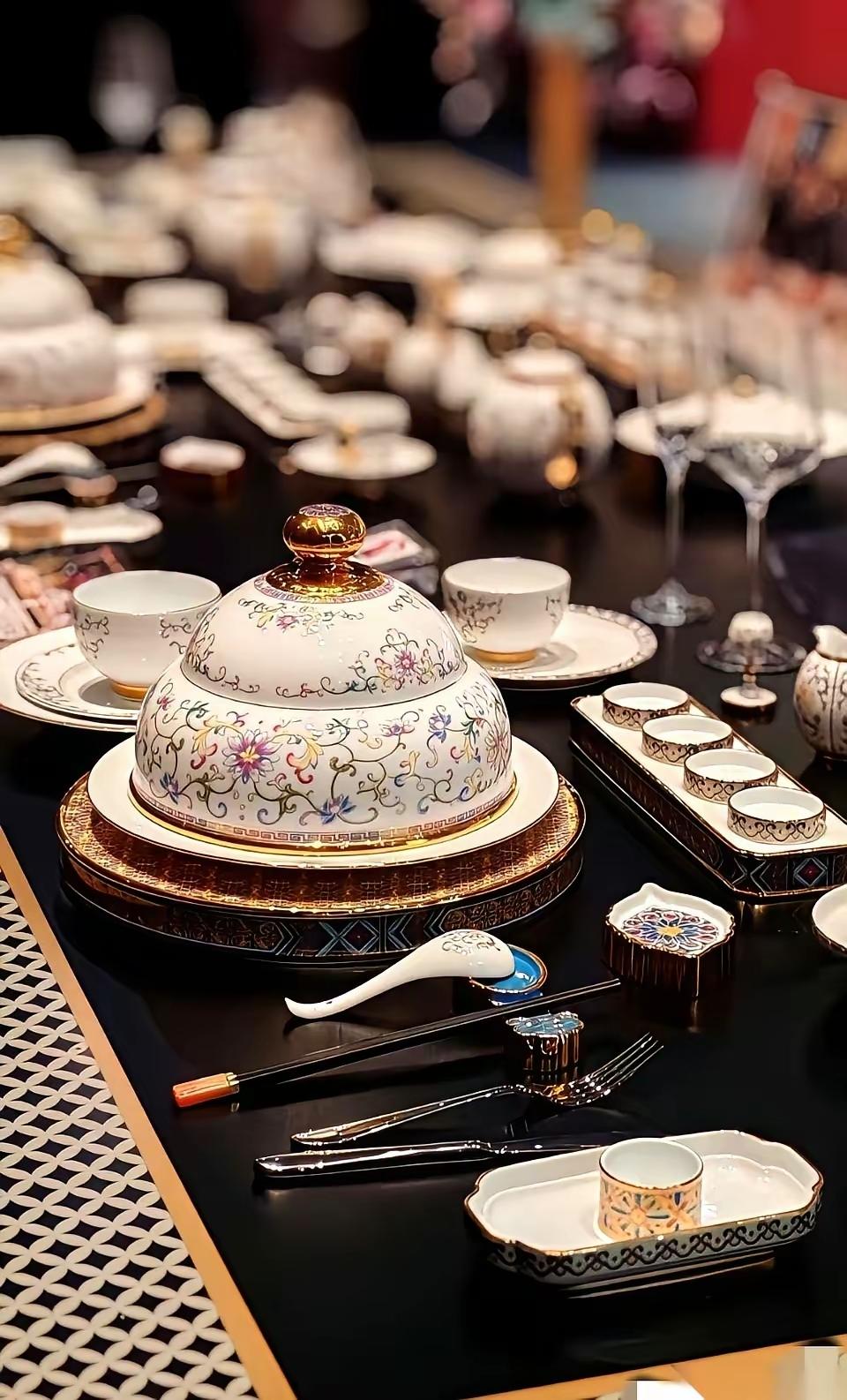 我觉得那些主打豪奢的中国汽车品牌，没准都可以从这次国宴的餐具中，为限定版的内饰找