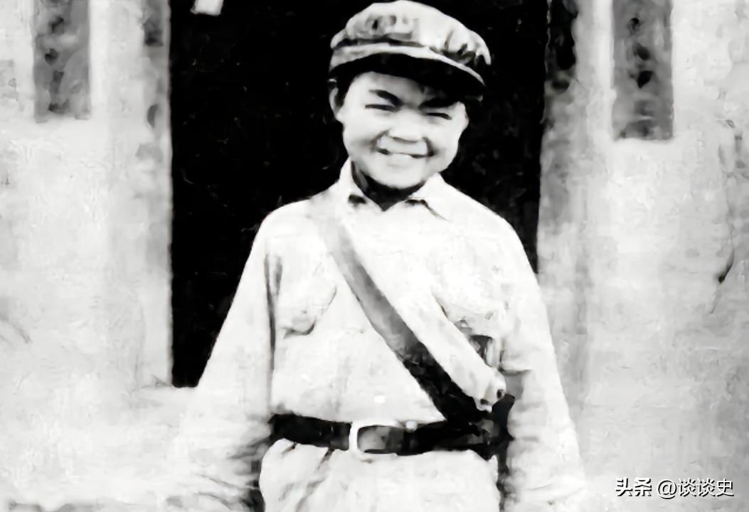 1955年，29岁的向轩被授予中校军衔，阅档首长看到他履历表上的“军龄22年”，