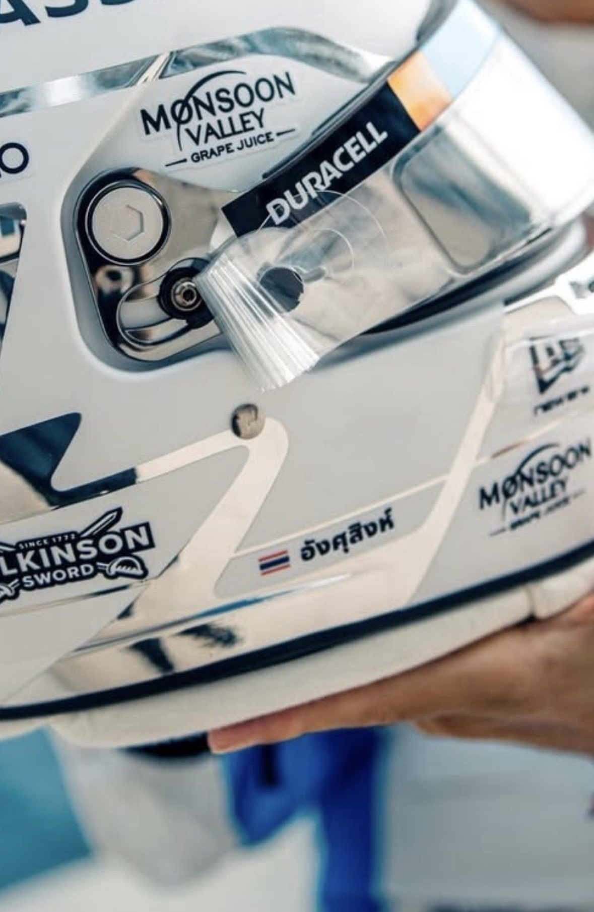 阿尔本的头盔上有一块地方用泰语写着他母亲的姓氏✍️F12026F1澳大利亚大奖赛