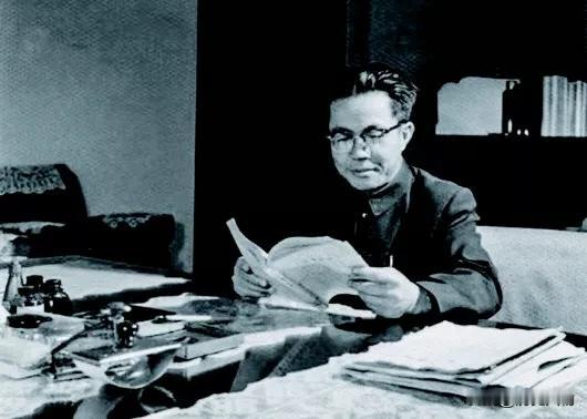 1936年底，经徐海东推荐，
徐业夫调入中央军委机要科，
开启38年机要生涯，