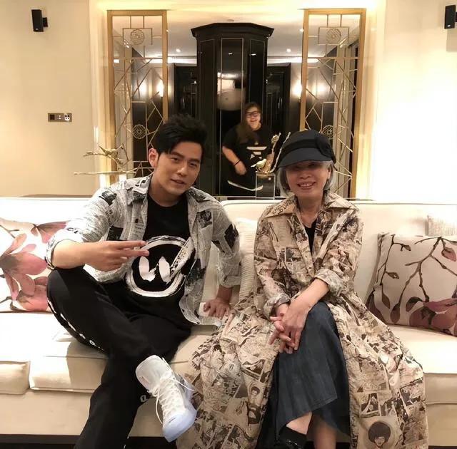 周杰伦的妈妈应该是这个世界上最幸福的女人了！离异后一人将儿子带大，现在付出终有回