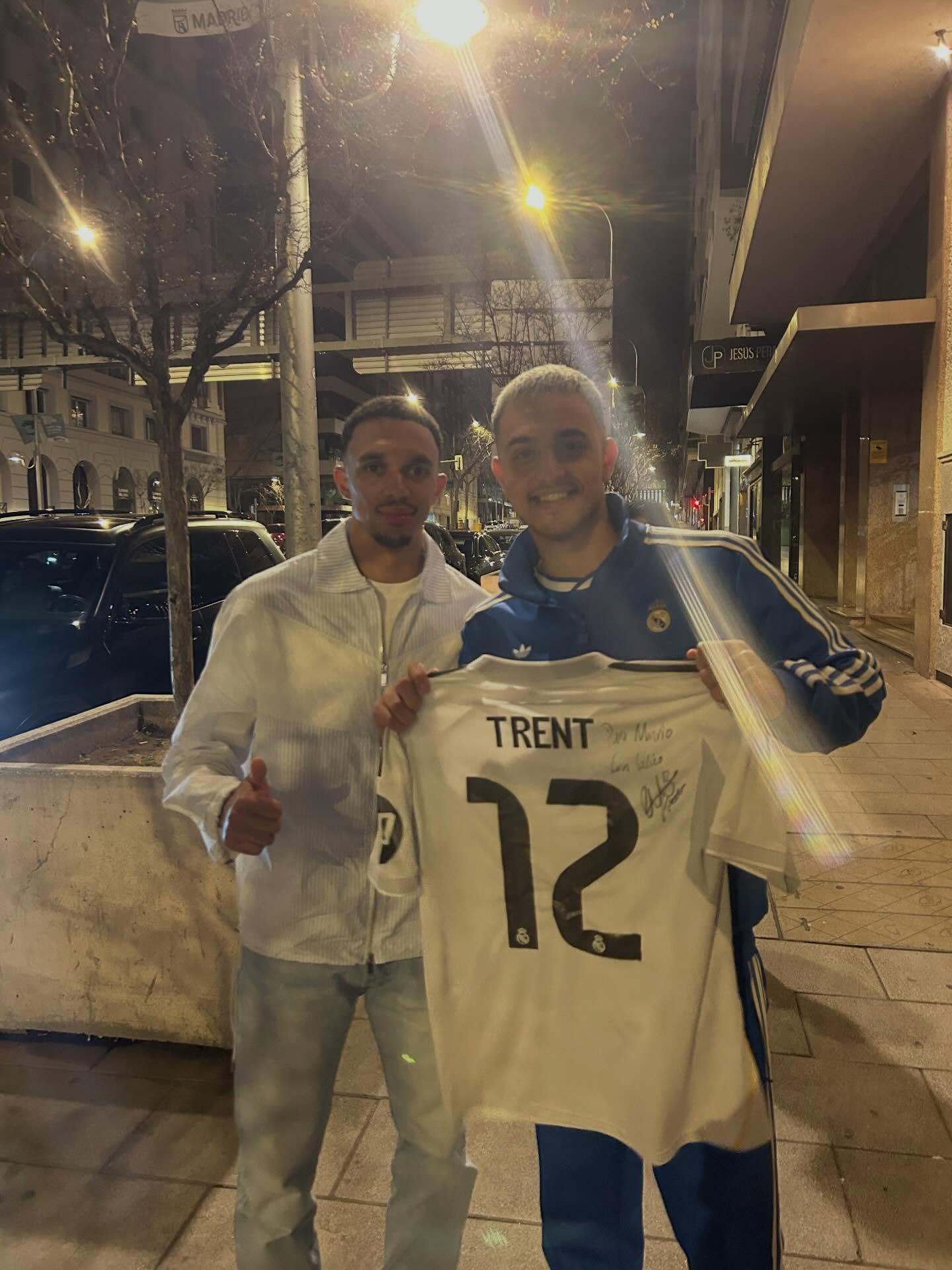 昨天晚上，球迷在一片有餐厅的地方偶遇贝林、taa、吕迪格、卜拉欣 