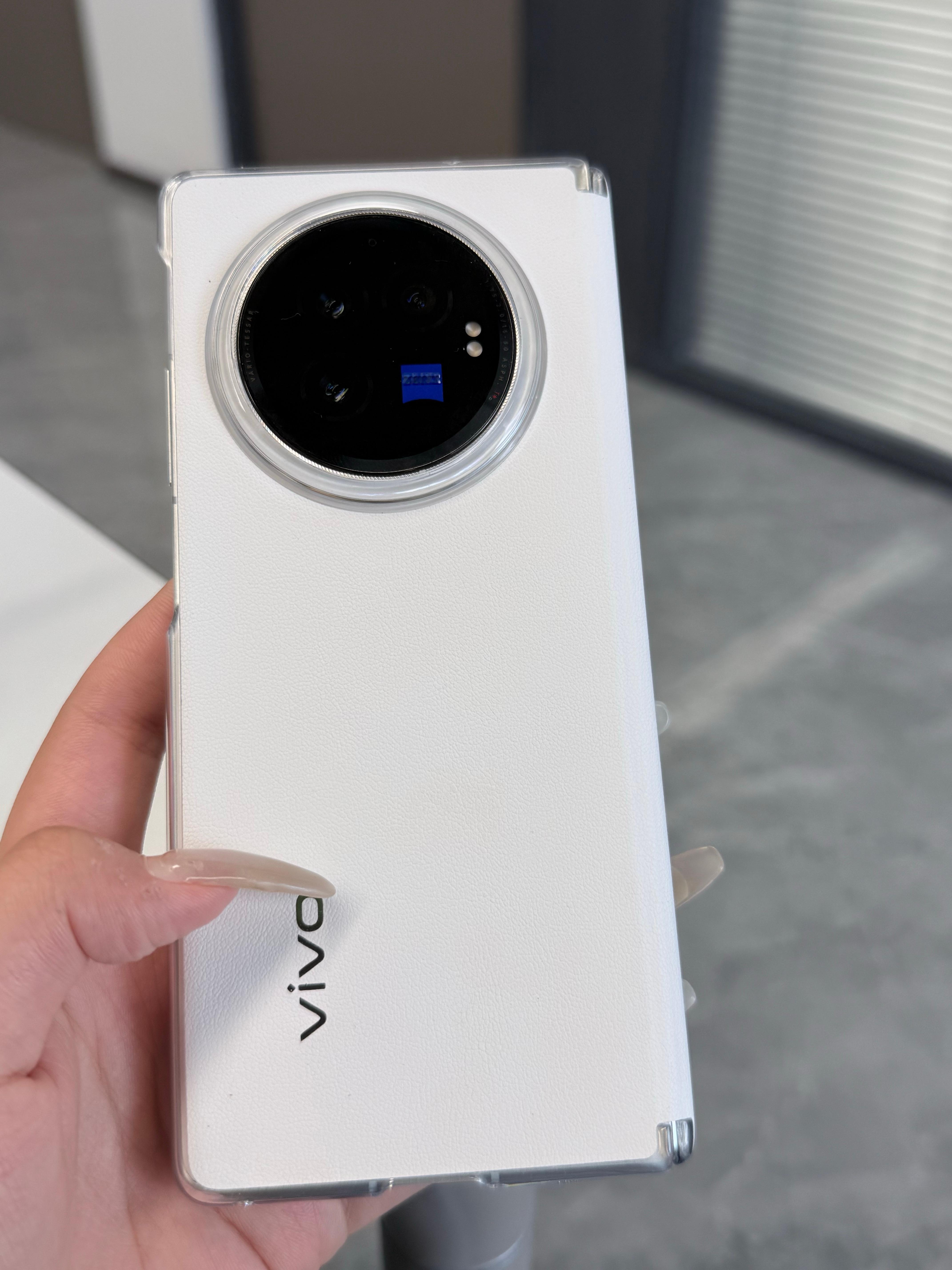 我现在就是vivo X Fold3和iPhone双持，平时传文件照片只能通过微信