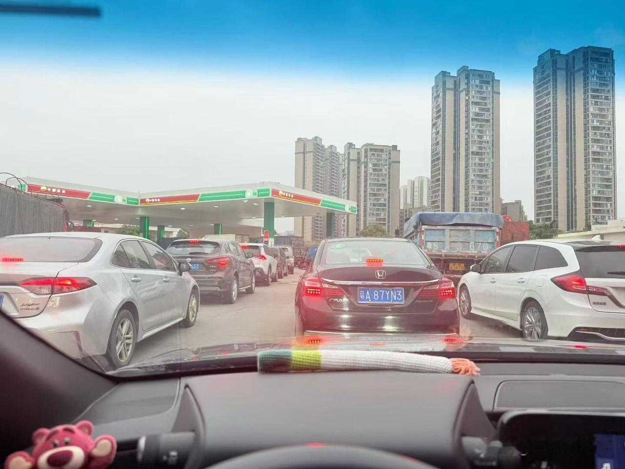 国内的加油站连续两天看到排长队加油，主要是因为中东战火持续，美以联军攻击伊朗能源