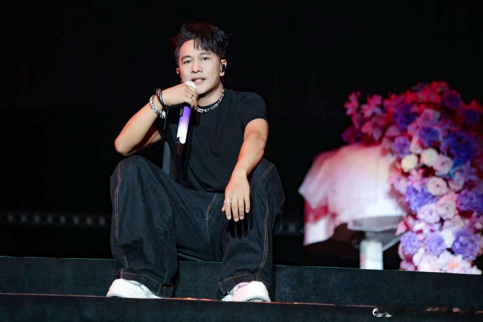 欢子 退赛欢子入院治疗备战阶段欢子便高烧入院，坚持完成一公表演后身体再度抱恙，多