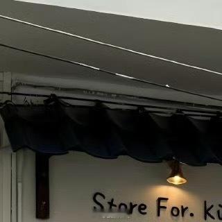 掉落深井，我大声呼喊，等待救援……天黑了，黯然低头，才发现水面满是闪烁的星光。我