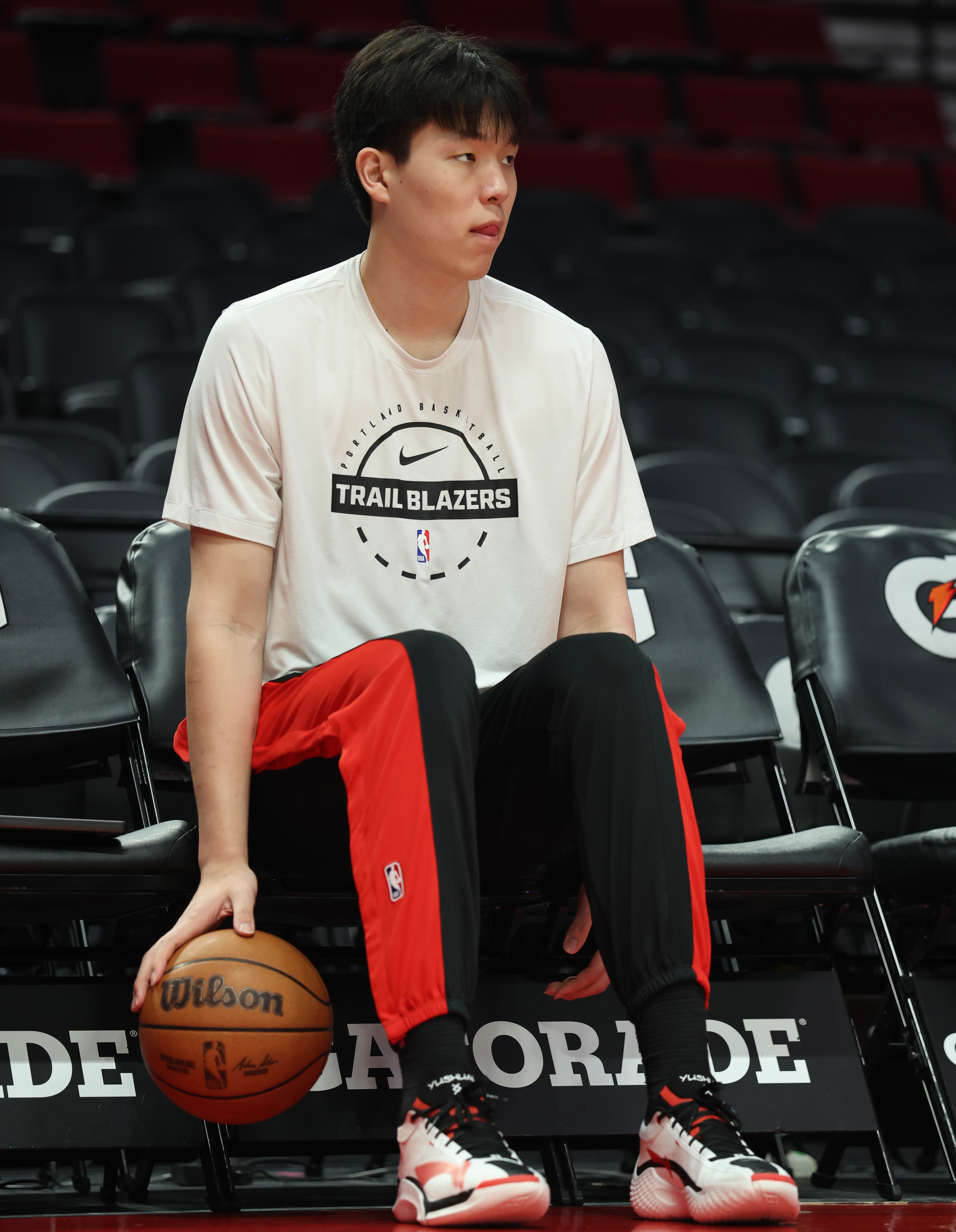 并无大碍~开拓者队记：杨瀚森通过了脑震荡检查程序