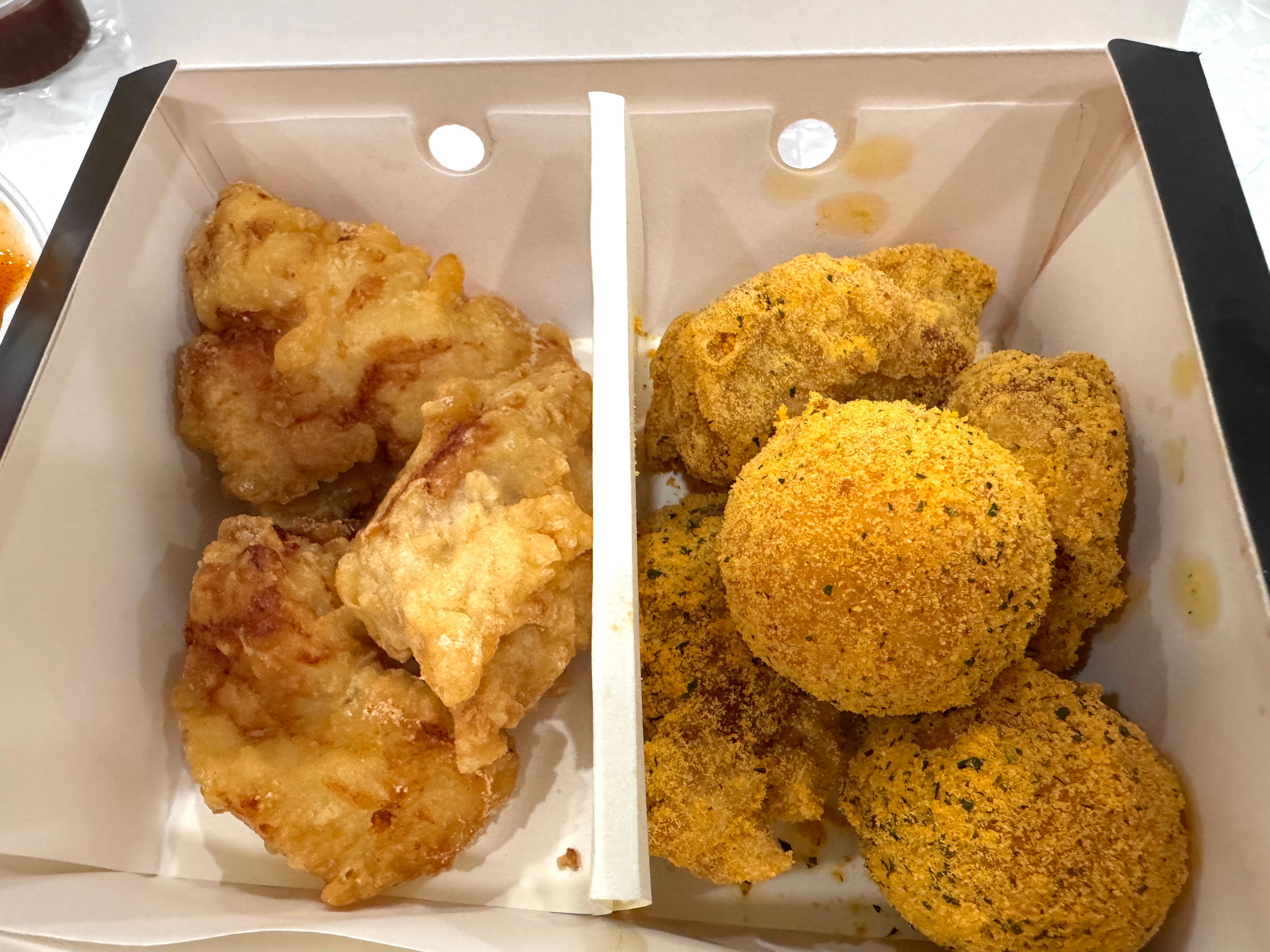 前几天吃了这个不可炸鸡 芝士球还行 炸鸡好难吃