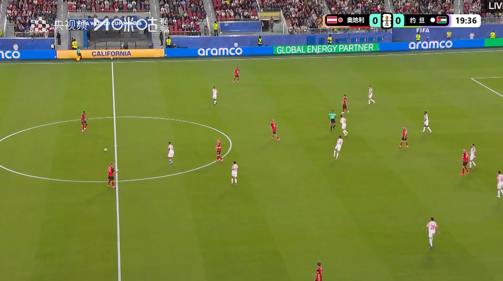 世界杯 #奥地利破门# 施密德禁区外一脚世界波直接钻进球网，1-0！奥地利领先！