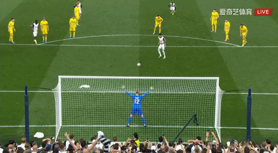 GOAL！热刺3-0博德闪耀！索兰克的点球假动作骗过了门将，欧联杯连场破门！ ​