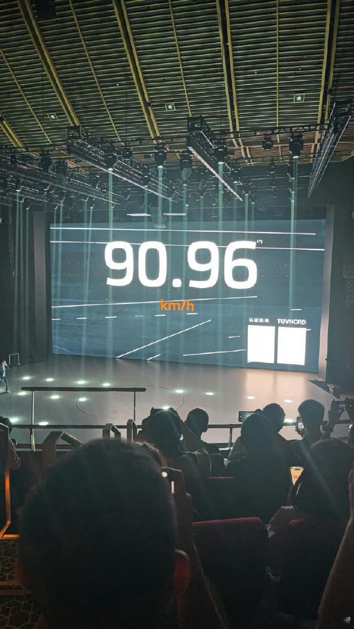 #逆天了智己L6创造麋鹿新纪录# “麋鹿测试“这个项目，就是字面意思，最早是为了