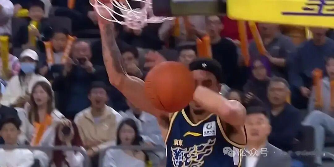 北京队最后5秒一分险胜！全场球迷集体站起，尖叫得嗓子哑了，可更让人头皮发麻的是—