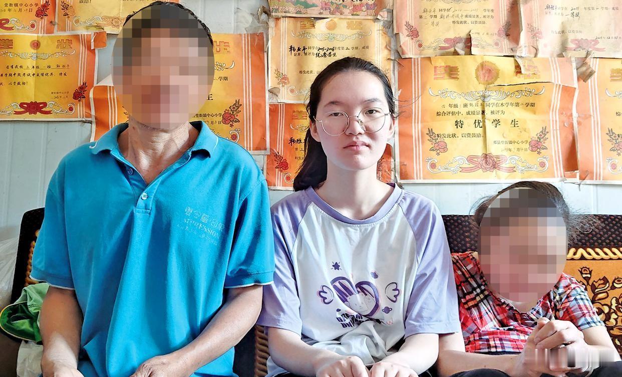 河南699分女生韩雅平选择了清华卓医班临床医学，是百里挑一，最佳良选。

韩雅平